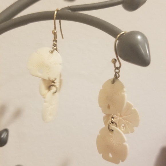 Coldwater Creek Gold Sand dollar earrings - Picture 5 of 5